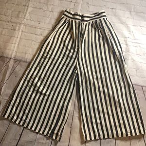Brand new with tag. H&M women’s gaucho pants size 10. Great condition!